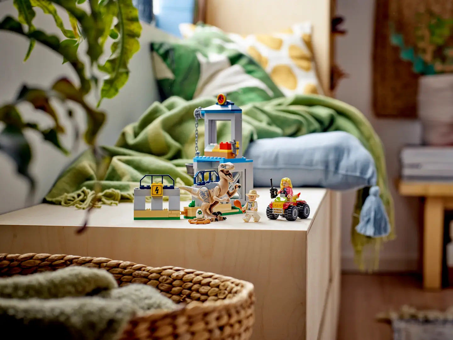 LEGO® Jurassic Park Velociraptor Escape